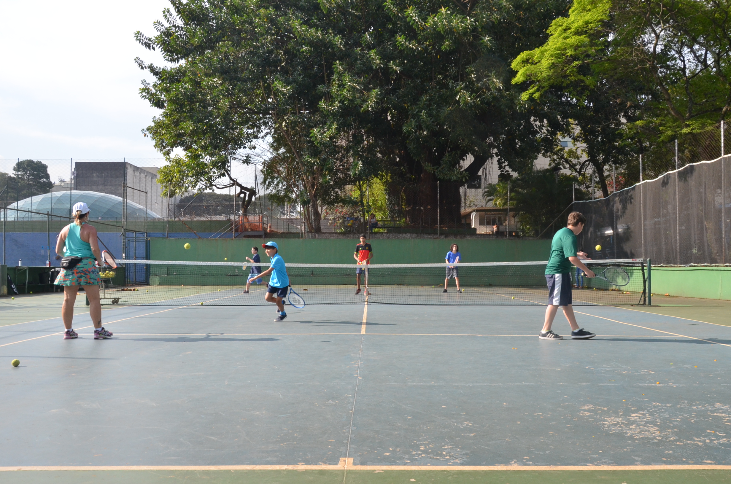 Tenistas jogando na quadra de tênis, localizada no Mané Garrincha