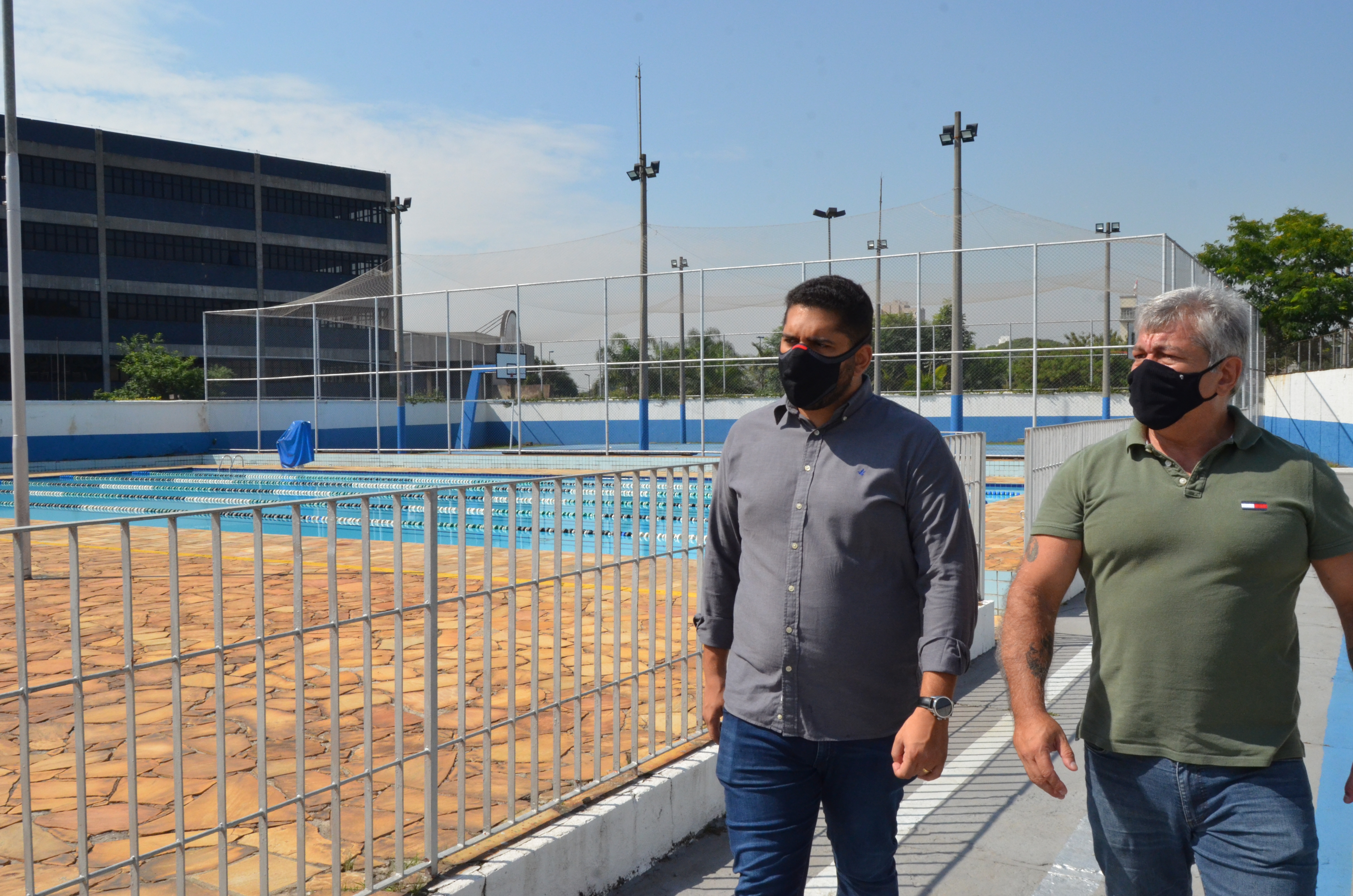 Secretário Municipal de Esportes e Lazer, Thiago Milhim, caminha por Centro Esportivo da SEME.