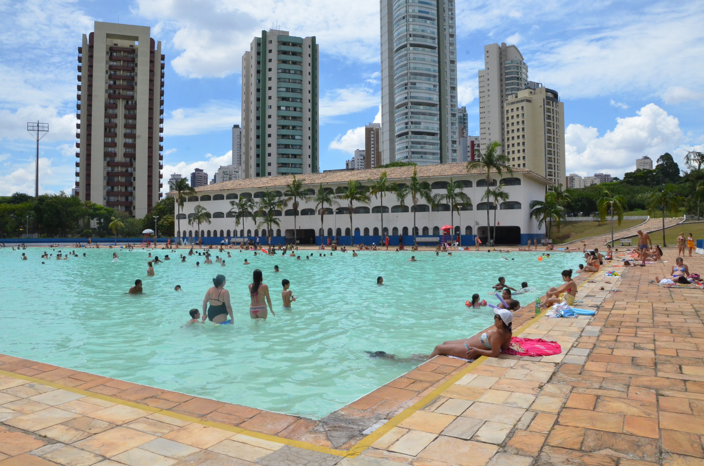 Na foto, mostra-se a piscina do CERET, bem movimentada. O dia está ensolarado.