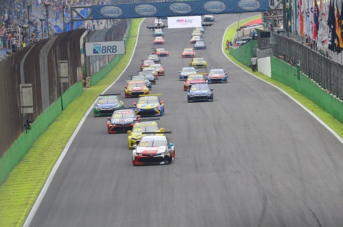 Na imagem, carros da Stock Car em disputa na largada, em Interlagos.