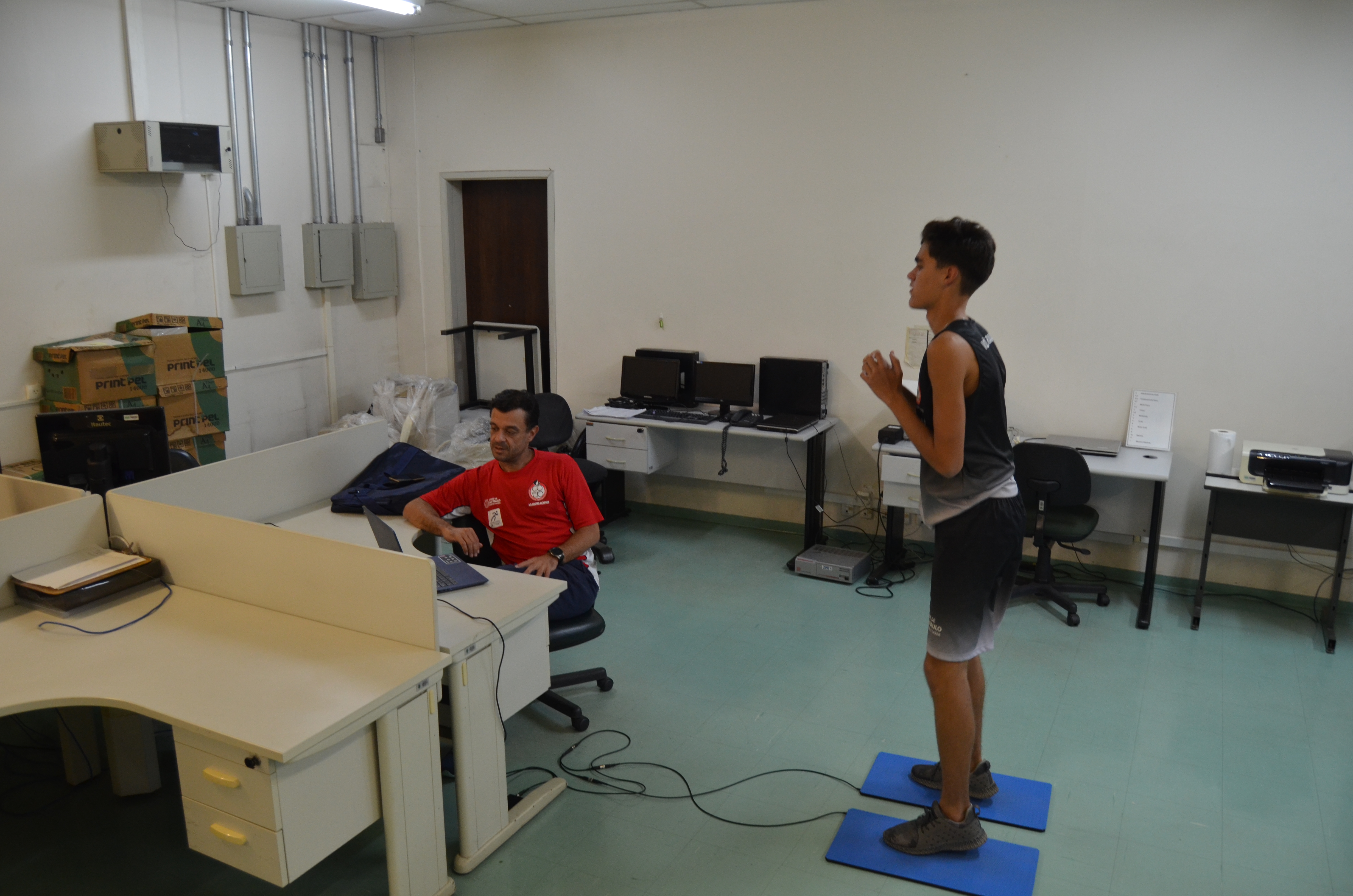 Na imagem, atleta do Centro Olímpico fazendo teste na fisiologia.