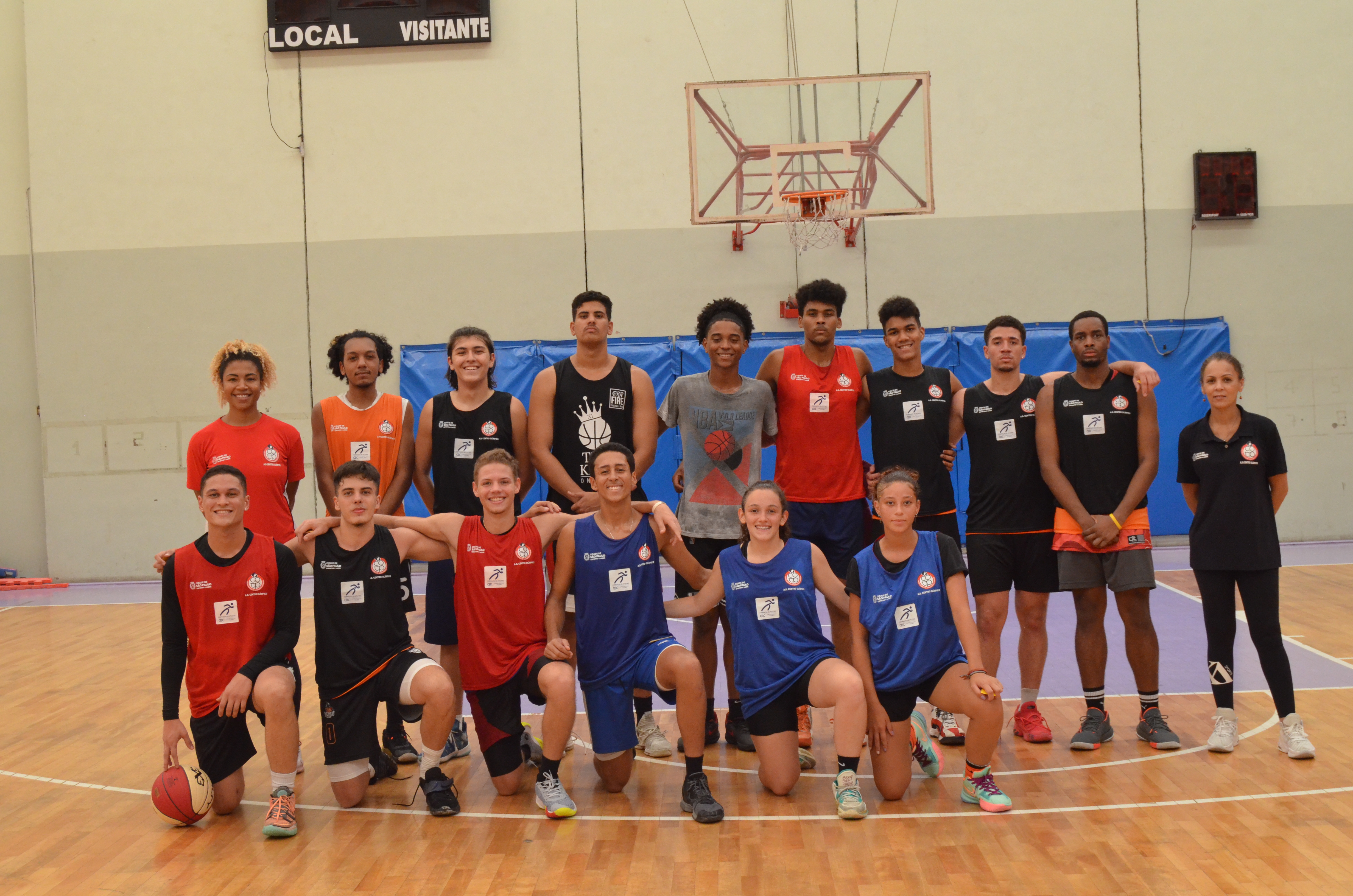 Na imagem, atletas de Basquete 3x3 na quadra do Centro Olímpico.