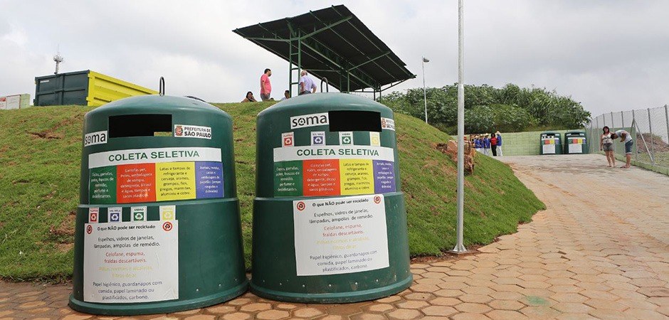 Foto de dois latões de lixo reciclado em um dos ecopontos do município.