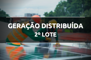 Imagem de dois homens instalando uma placa solar em um telhado. Sobre está escrito: Geração Distribuída 2º lote.