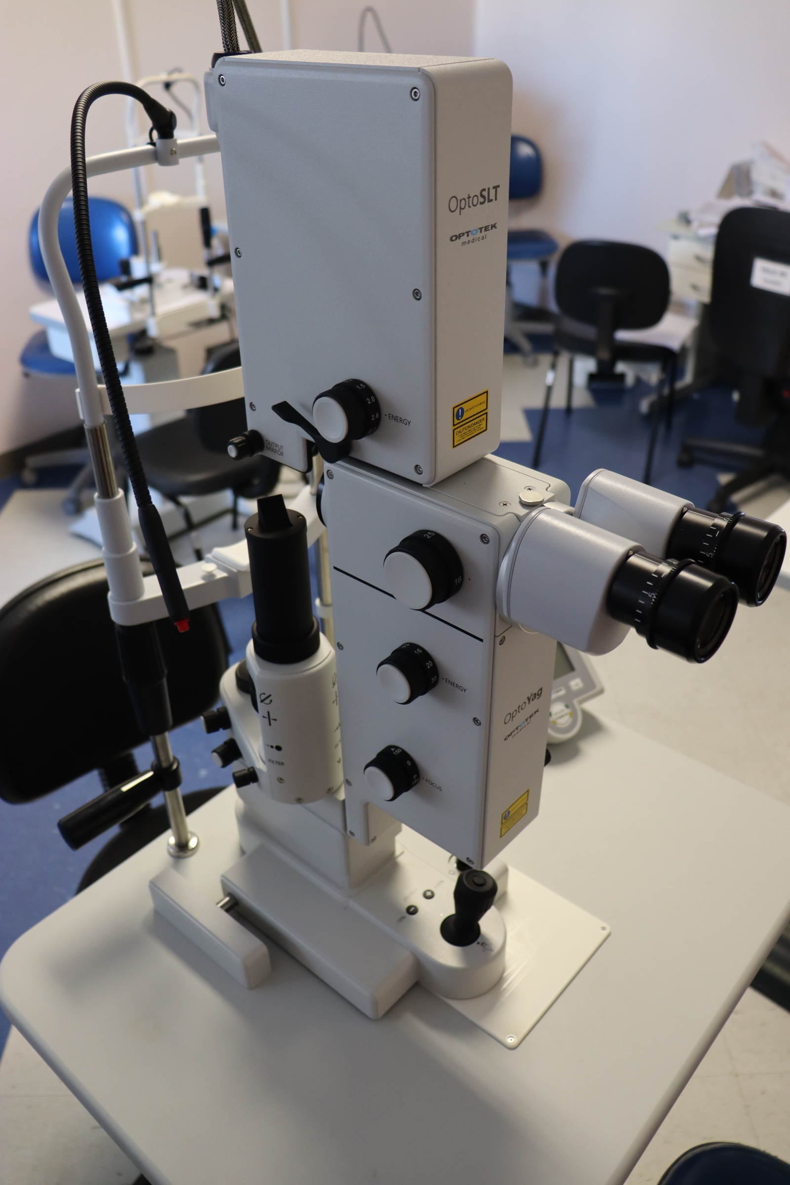Foto detalhada do equipamento de YAG Laser, na sala da Clínica de Oftalmologia