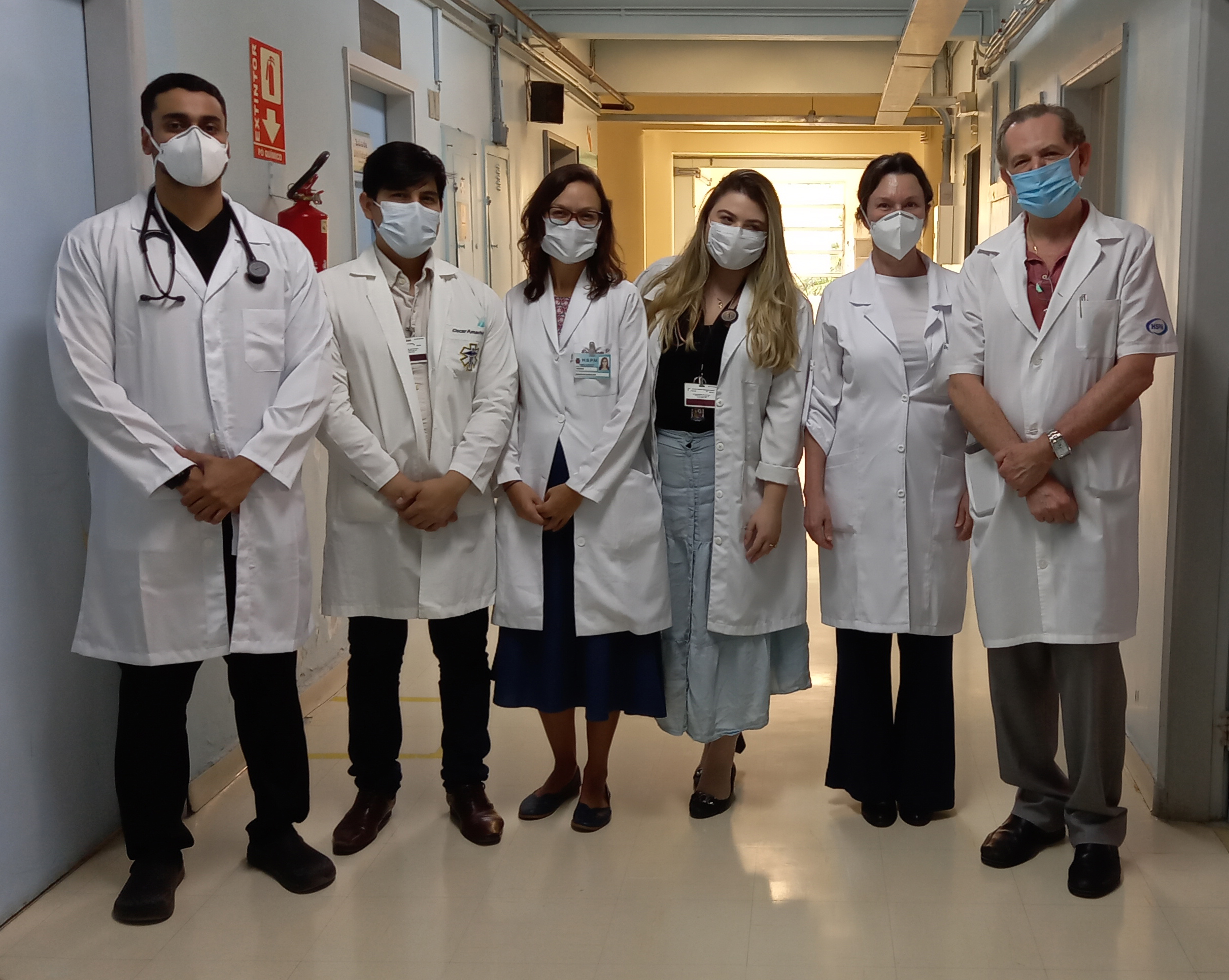 Foto com seis membros da equipe de nefrologia do hospital.