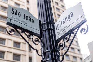 Imagem mostra placa da esquina das avenidas Ipiranga com São João
