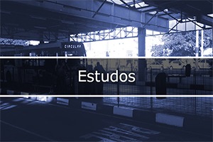 foto com ônibus de fundo a imagem toda em azul e no meio escrito Estudos.