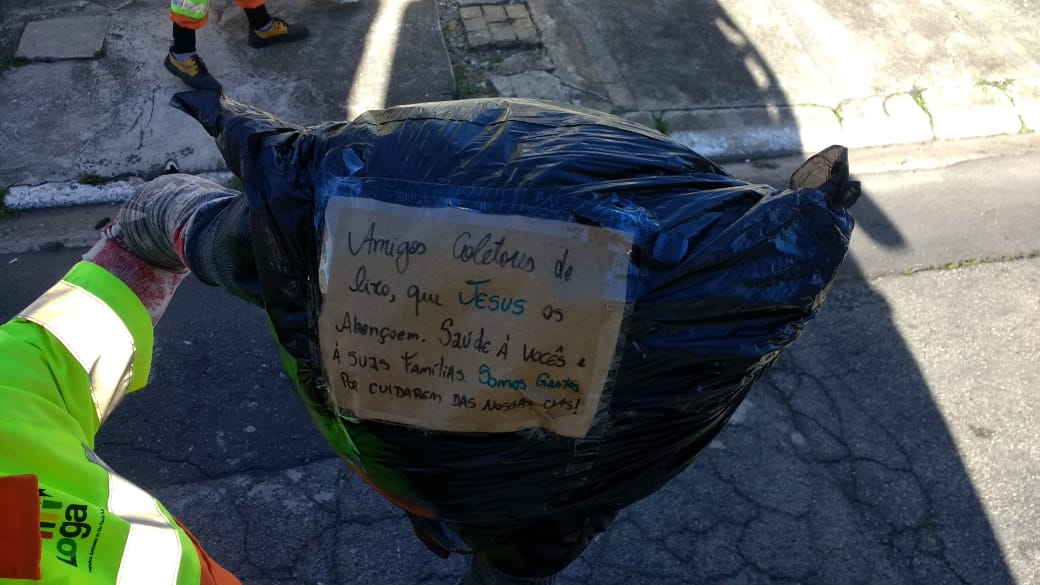 Mensagens fixadas nos sacos de lixo incentivam os colaboradores que trabalham durante a pandemia