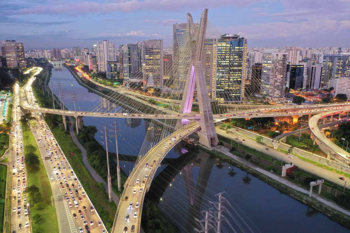 Na imagem, cidade de São Paulo fotografada por um drone