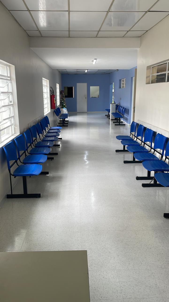 Imagem do corredor do ambulatório após reforma