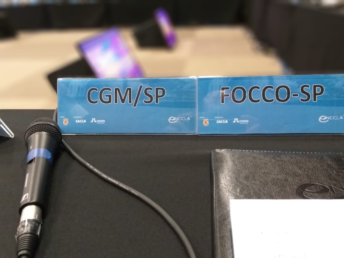 Identificação de mesa azul com as siglas CGM e FOCCO/SP em preto