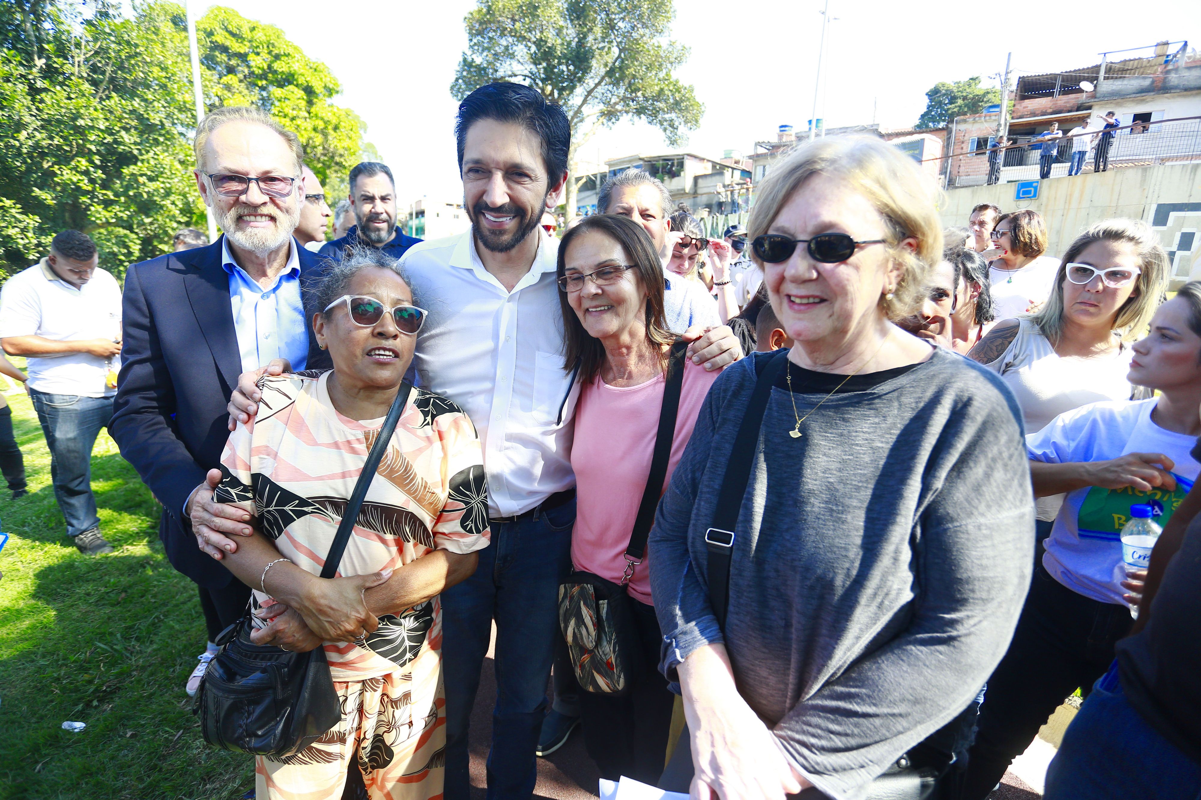 foto do prefeito andando com sua equipe pelo parque para inicio da formalização da inauguração.
