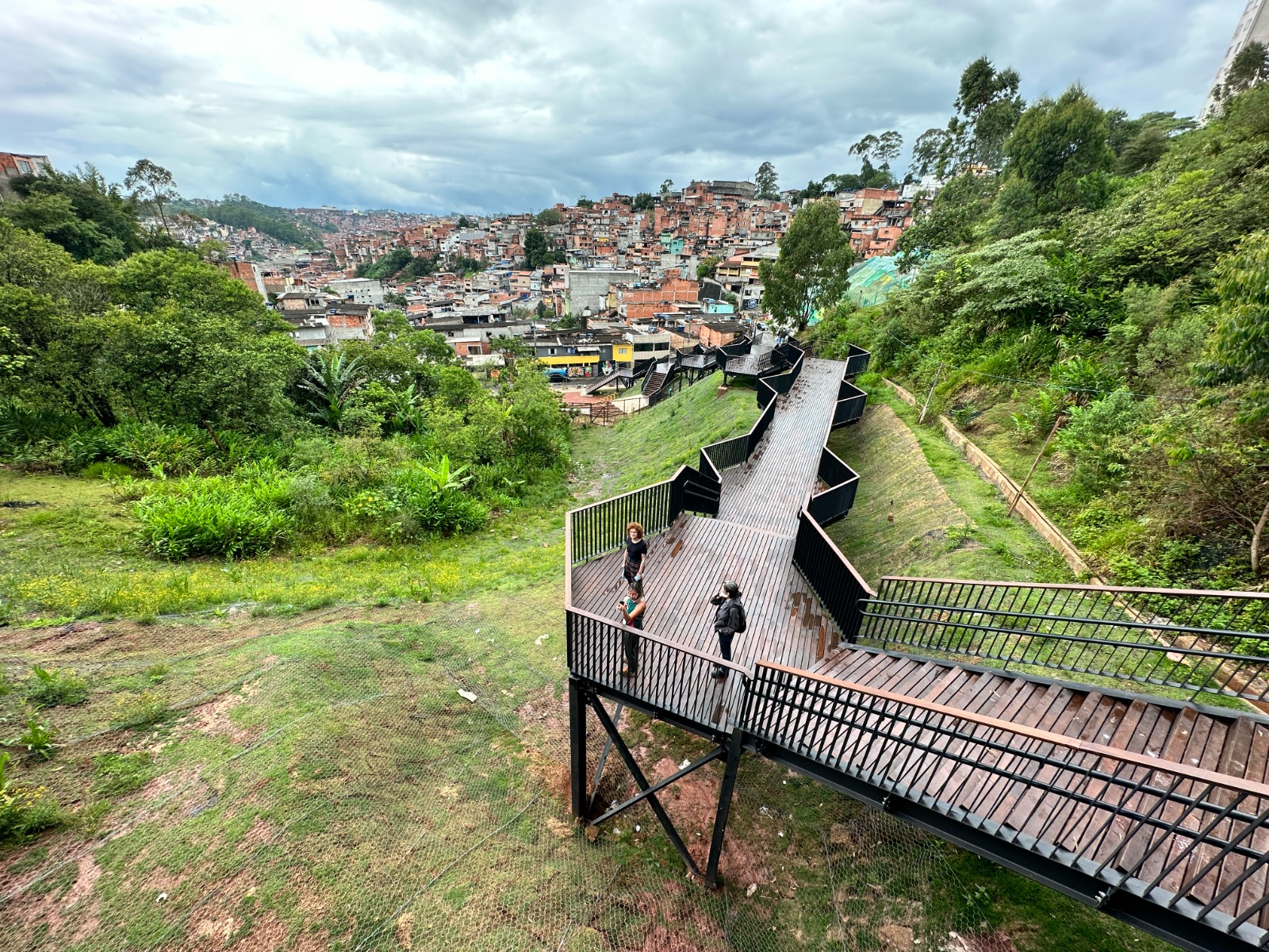 deck de acesso feito na reserva mata virgem