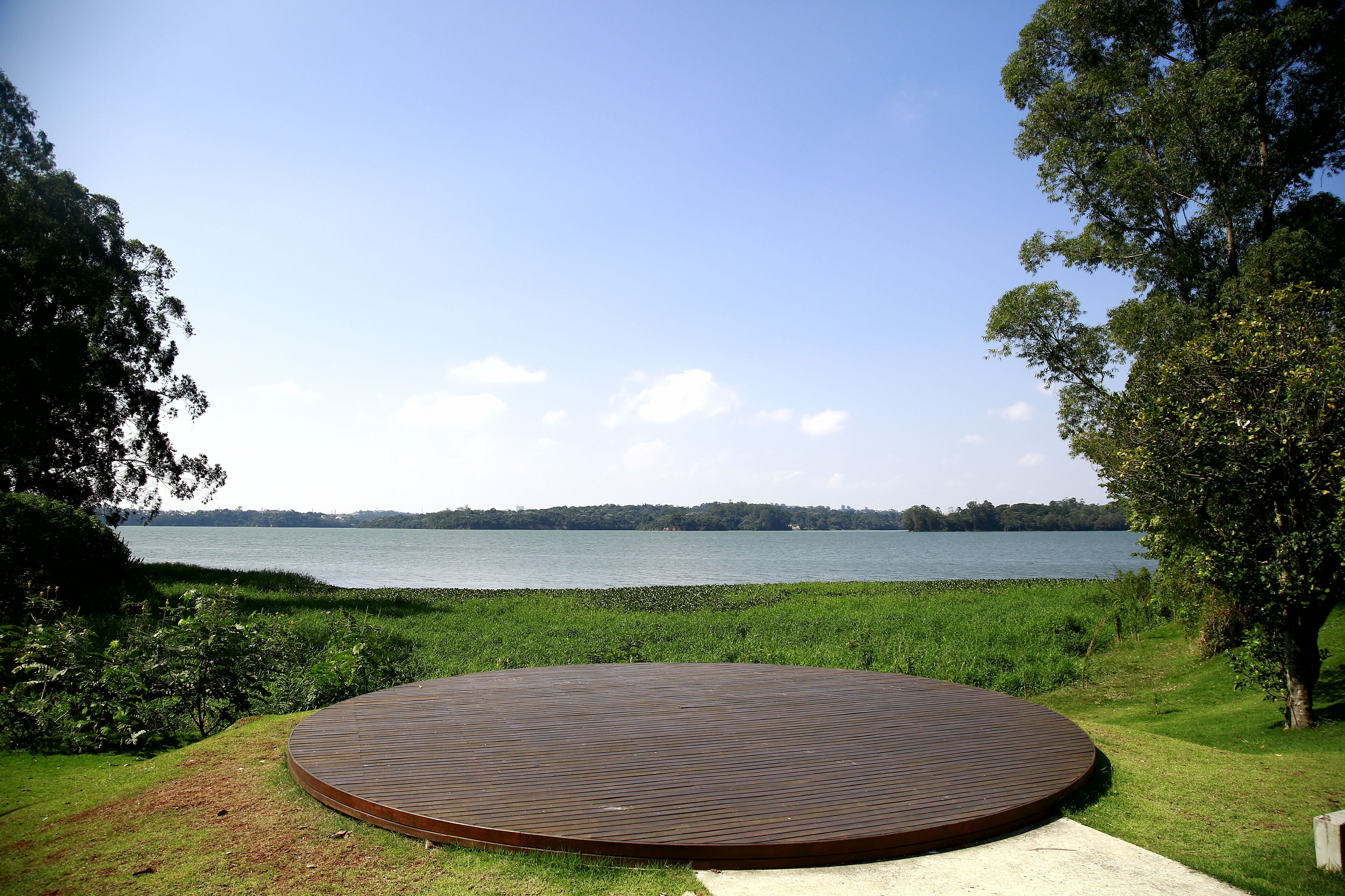 foto da represa e de um deck do parque.