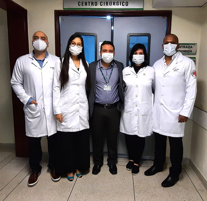 Fotos dos quatro médicos residentes em anestesiologia e o preceptor do curso
