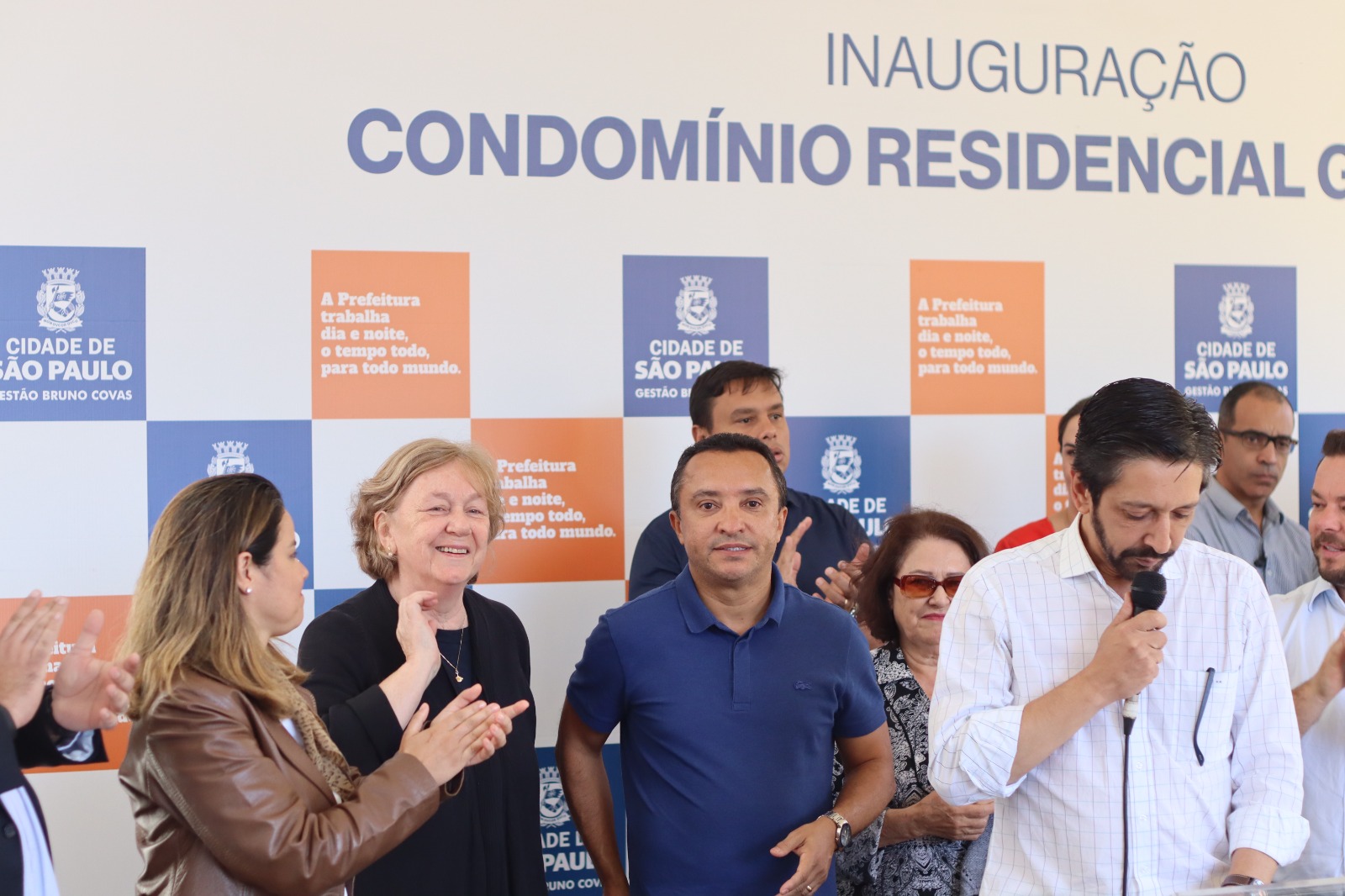 prefeito no palco do evento.