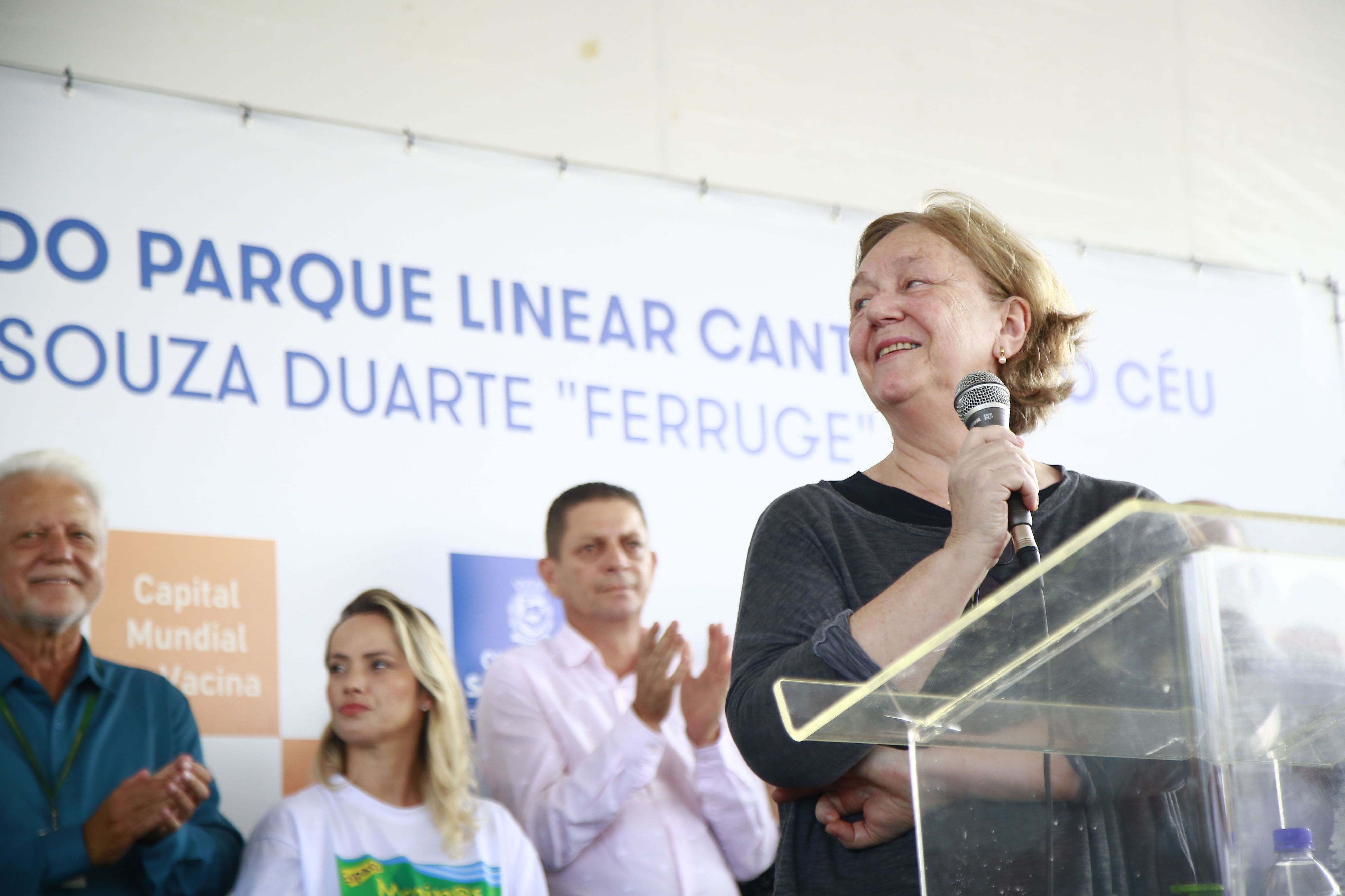 foto da secretária executiva do programa mananciais no palco falando sobre a inauguração da segunda fase do parque cantinho do céu.