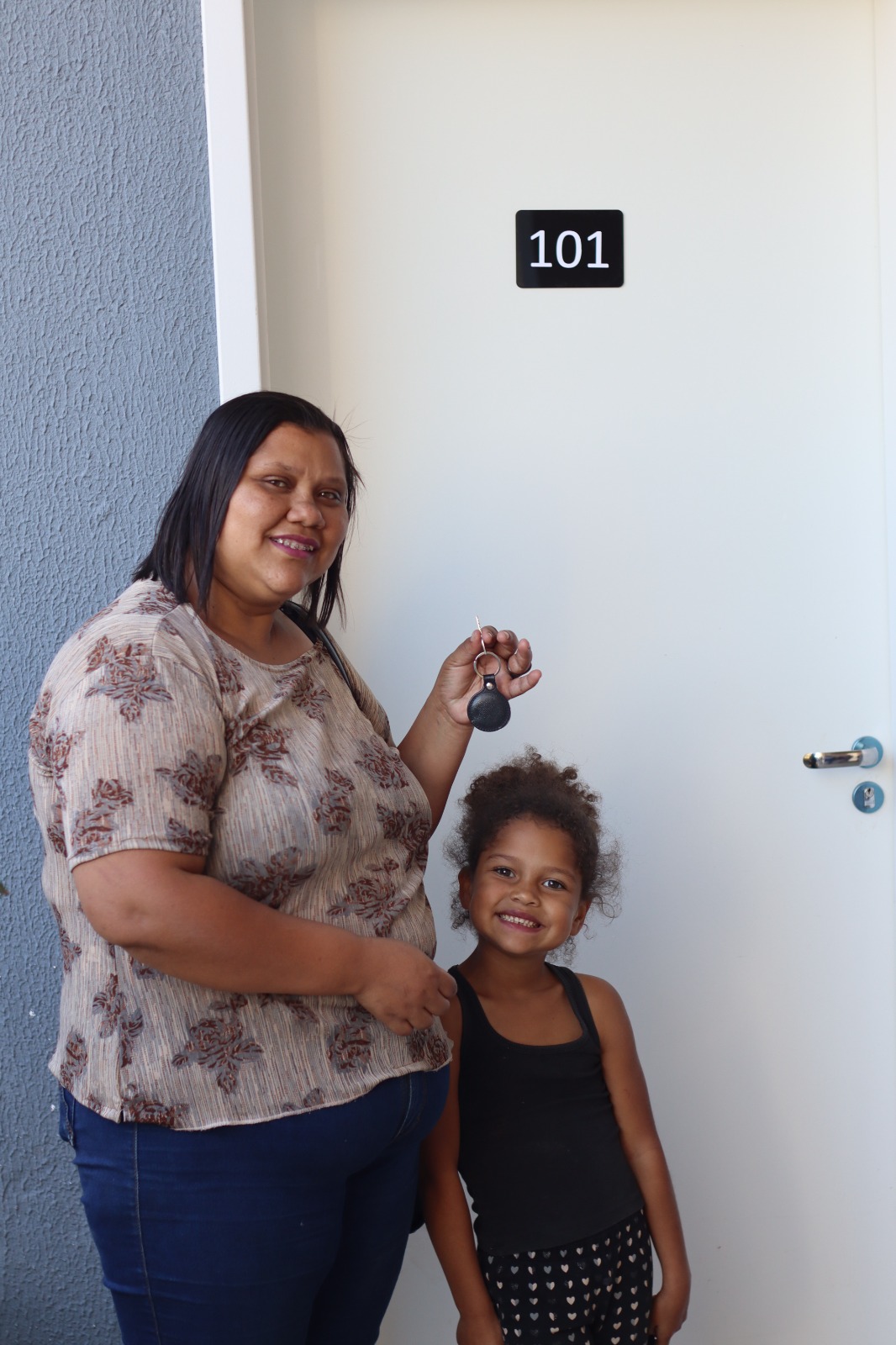 família pegando as chaves do apartamento