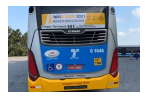 Imagem mostrando um ônibus adesivado com a Campanha Maio Amarelo 2021