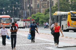 Imagem do viaduto do chá com pessoas circulando na calçada e veículos passando pela rua