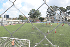 PREFEITURA CRIA 'ESCOLINHA DE FUTEBOL' GRATUITA PARA CRIANÇAS E