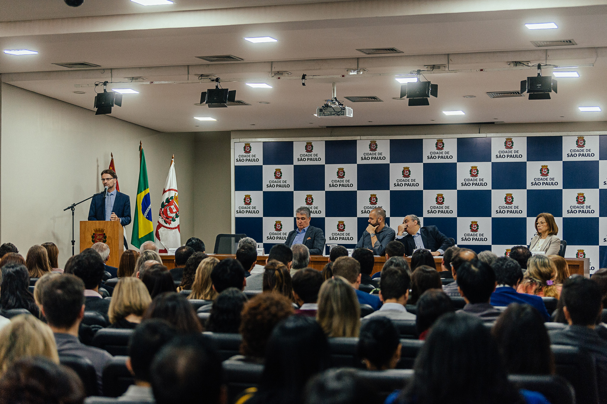 mesa de abertura do evento que conta com a presença de secretários municipais e do prefeito Bruno Covas