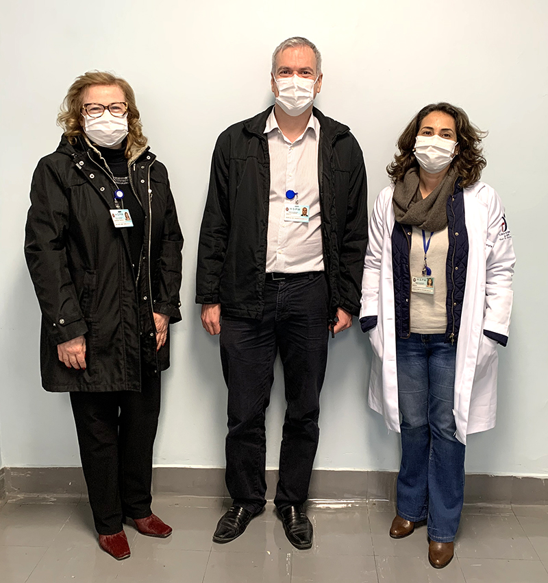 Foto dos médicos citados na matéria, dra Ana Sofia a esquerda, dr. Marcelo no Centro e dra Renata á direita. Todos estão de máscara.