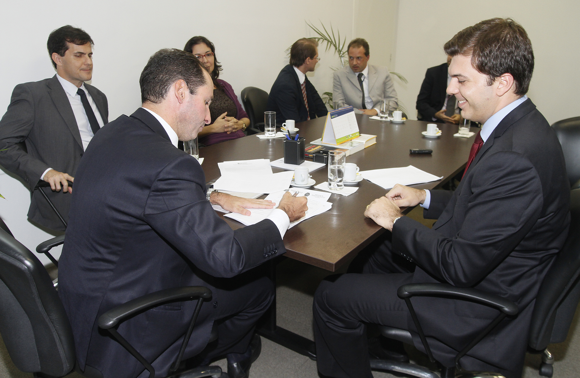 Mário Vinícius Spinelli, da CGM, e Celso Augusto Matuck Feres Júnior, do MPC, firmaram o termo de cooperação. (Foto: Heloisa Ballarini - SECOM)