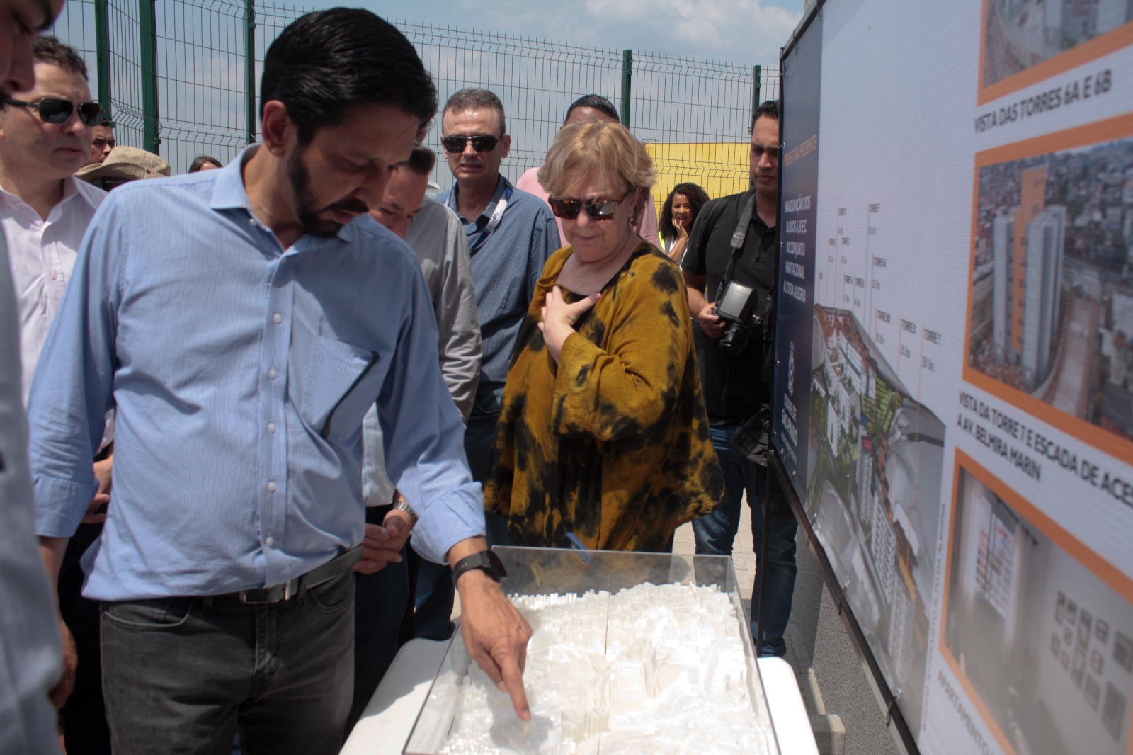 prefeito vendo maquete do projeto final do alto da alegria