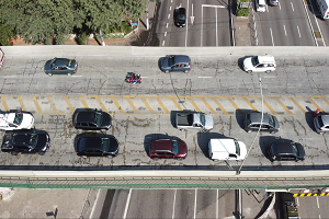 a imagem mostra a parte de cima do Viaduto Bresser, com carros trafegando pela ponte nos sentidos centro e bairro
