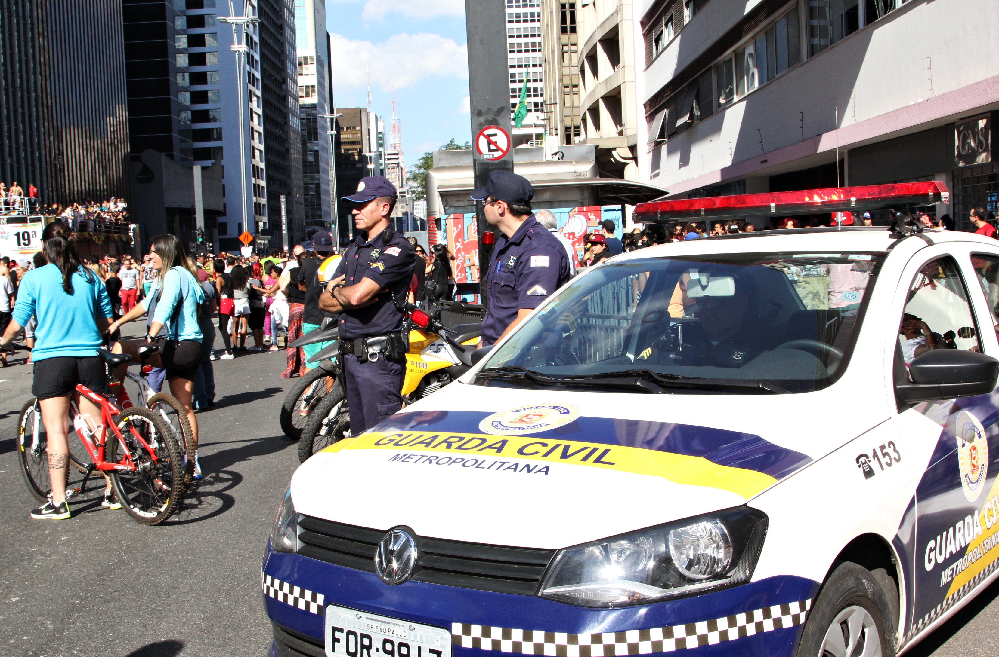 #PraCegoVEr- Guardas Civis , de azul, ao lado da viatura fazem a segurança dos cidadãos