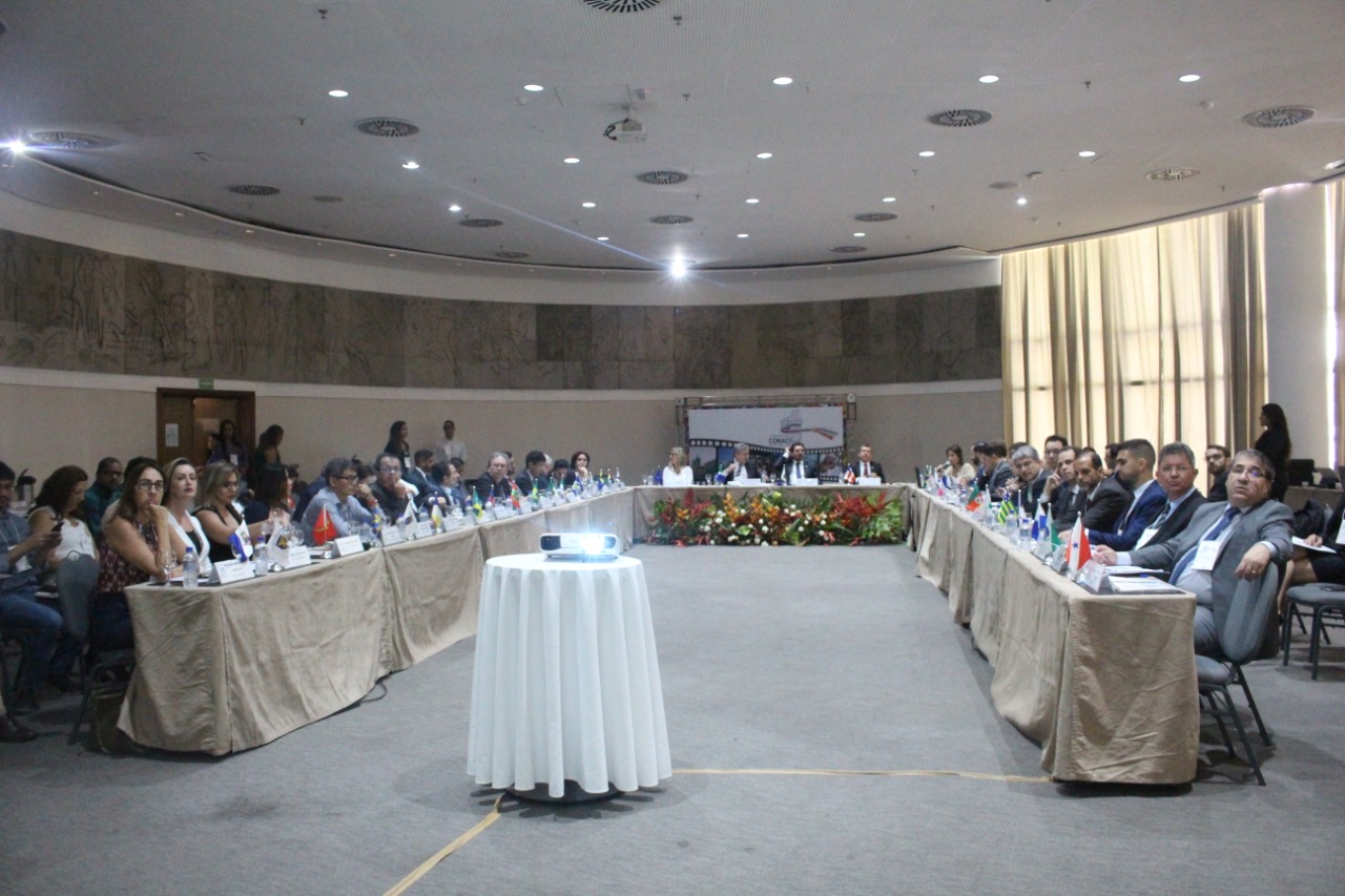 mesa em u com vários representantes do Conselho Nacional de Controle Interno