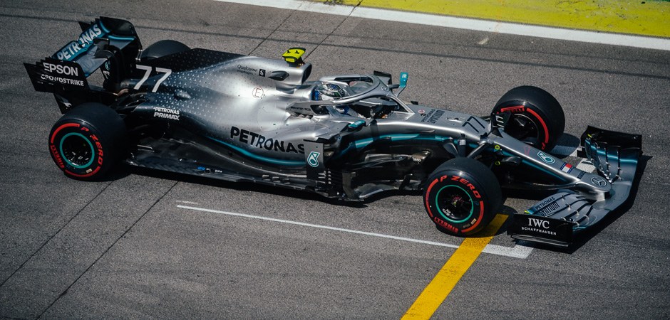 Foto de um dos carros de corrida da Fórmula 1 em Interlagos.