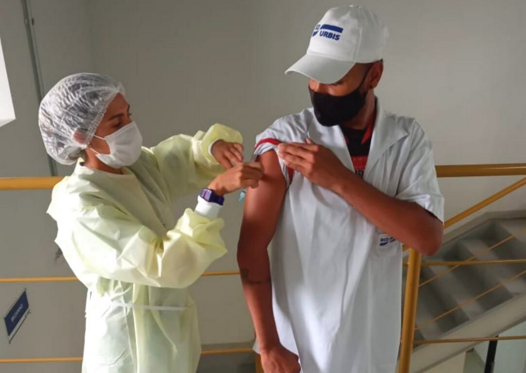A imunização começou no final do mês de março e deve vacinar ao todo 342 colaboradores, entre coletores, motoristas e equipes operacionais que atuam com resíduos coletados em hospitais e clínicas médicas