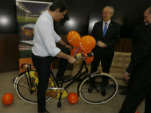 Na ocasião da assinatura, o prefeito Fernando Haddad foi presenteado com uma bicicleta com motivos do pintor Van Gogh. (Foto: César Ogata/Secom)