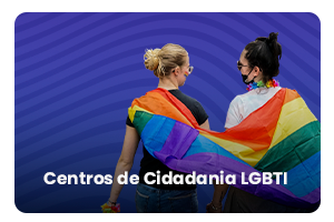 Imagem de fundo azul com um casal de mulheres unidas pela bandeira do arco íris onde se lê Centros de Cidadania LGBTI