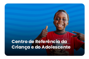 Foto de uma criança negra sorrindo e a frase de Referência da Criança e do Adolescente