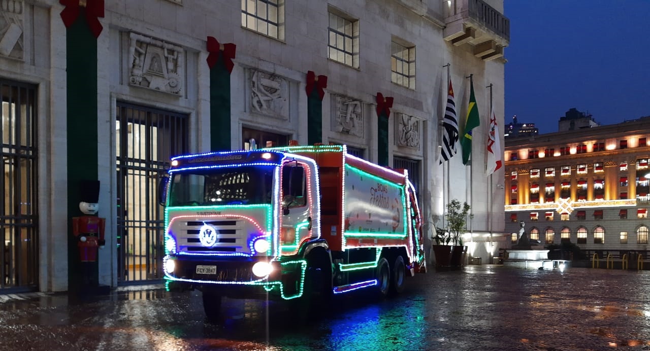 Os equipamentos decorados fazem parte dos serviços de limpeza urbana e coleta domiciliar do município