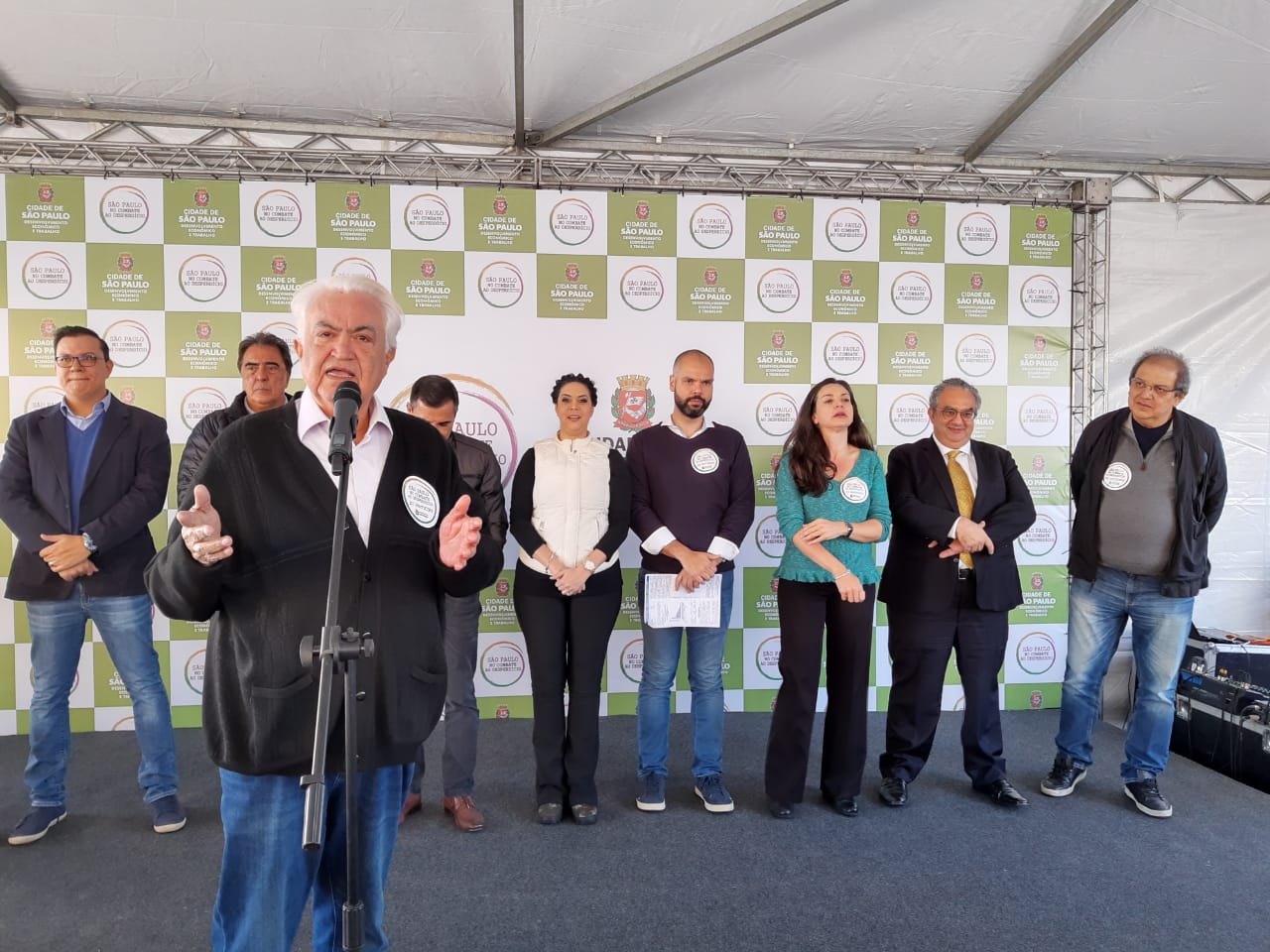 O presidente da Amlurb Edson Tomaz discursando sobre o programa Municipal de Combate ao Desperdício e à Perda de Alimentos promovido pela Secretaria de Desenvolvimento Econômico e Trabalho.