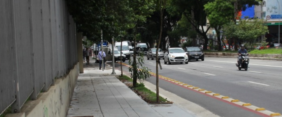 Calçada readequada com faixa lateral verde na rua da Consolação.