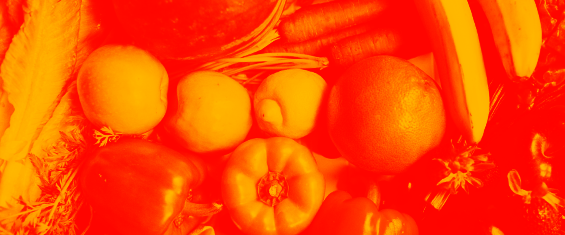 Imagem vermelha, em referência à fase vermelha, com frutas frescas em laranja