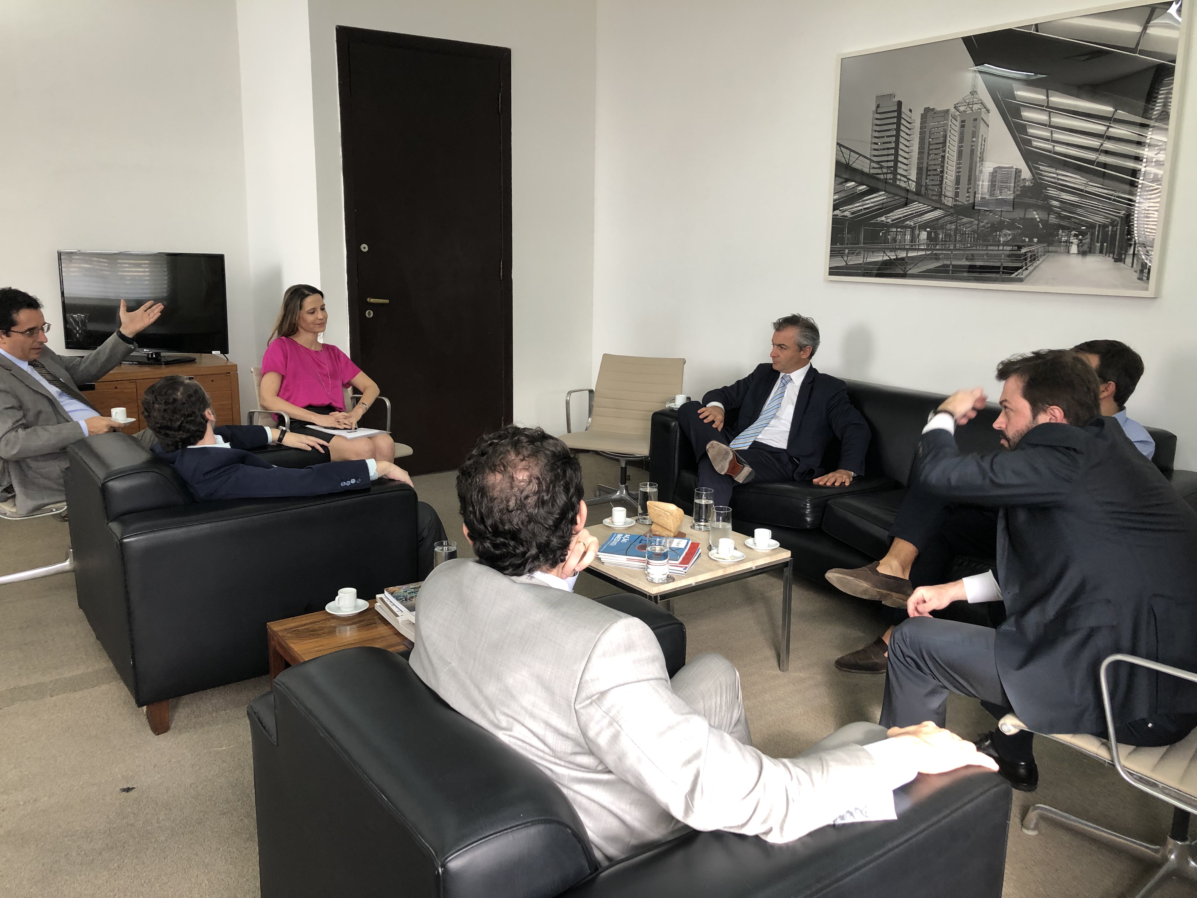 Foto da sala de reunião com a presença do Procurador-Geral, Dr. Guilherme Bueno de Camargo e o  Dr. Marcelo Guedes Nunes, presidente da Associação Brasileira de Jurimetria (ABJ).