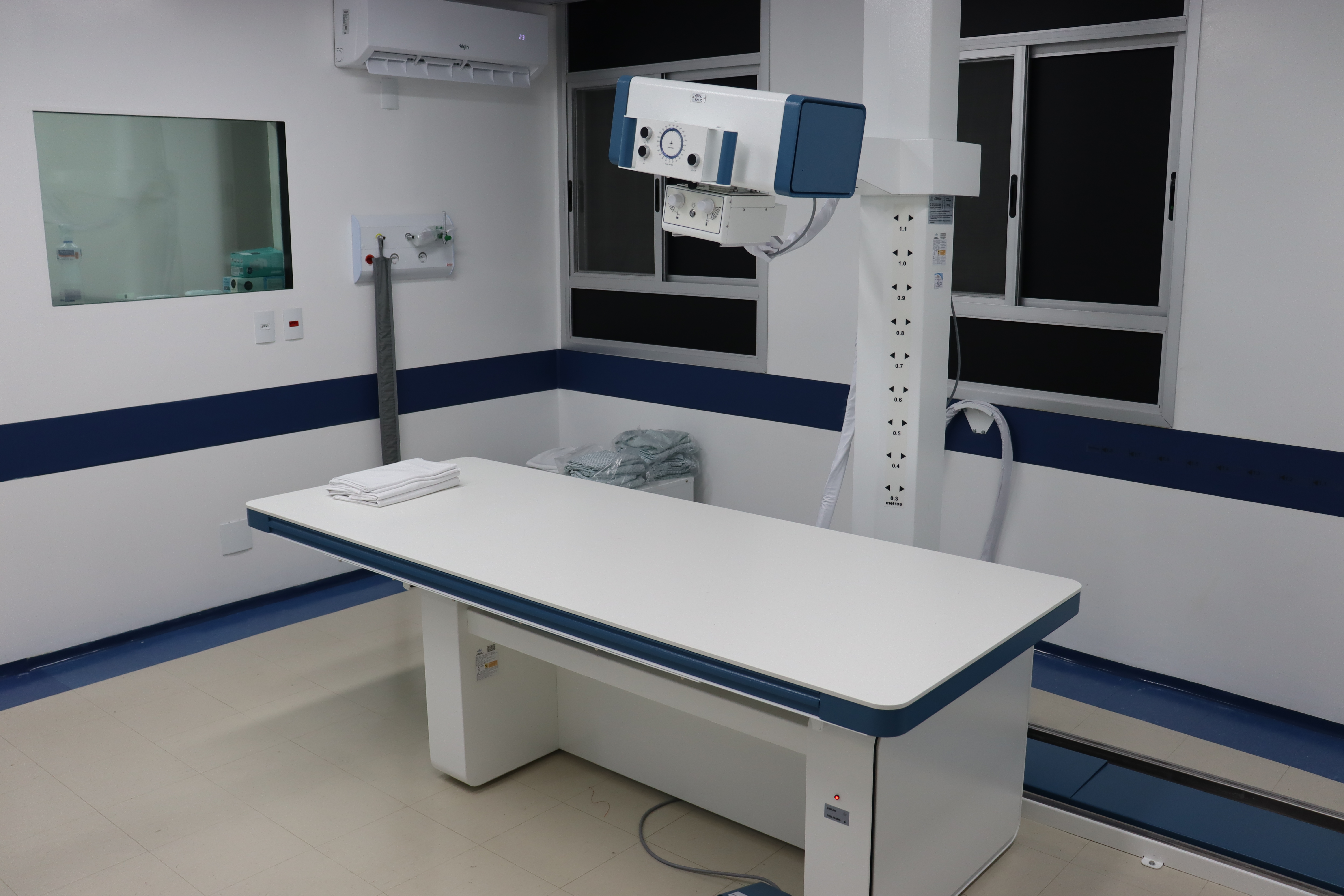 Fotografia da sala de exames de raio-x com o novo equipamento