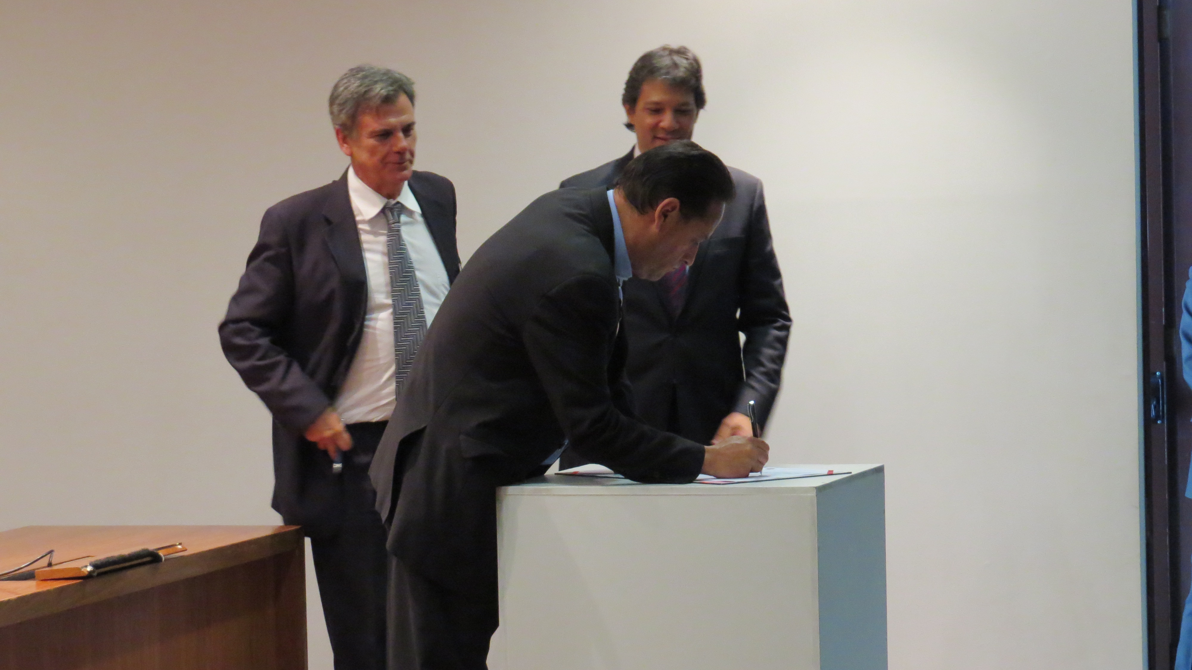 Secretário Artur Henrique assina termo de cooperação com a OIT