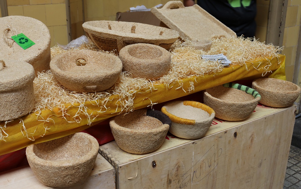 Foto mostra diversas peças feitas de bagaço de cana e coco