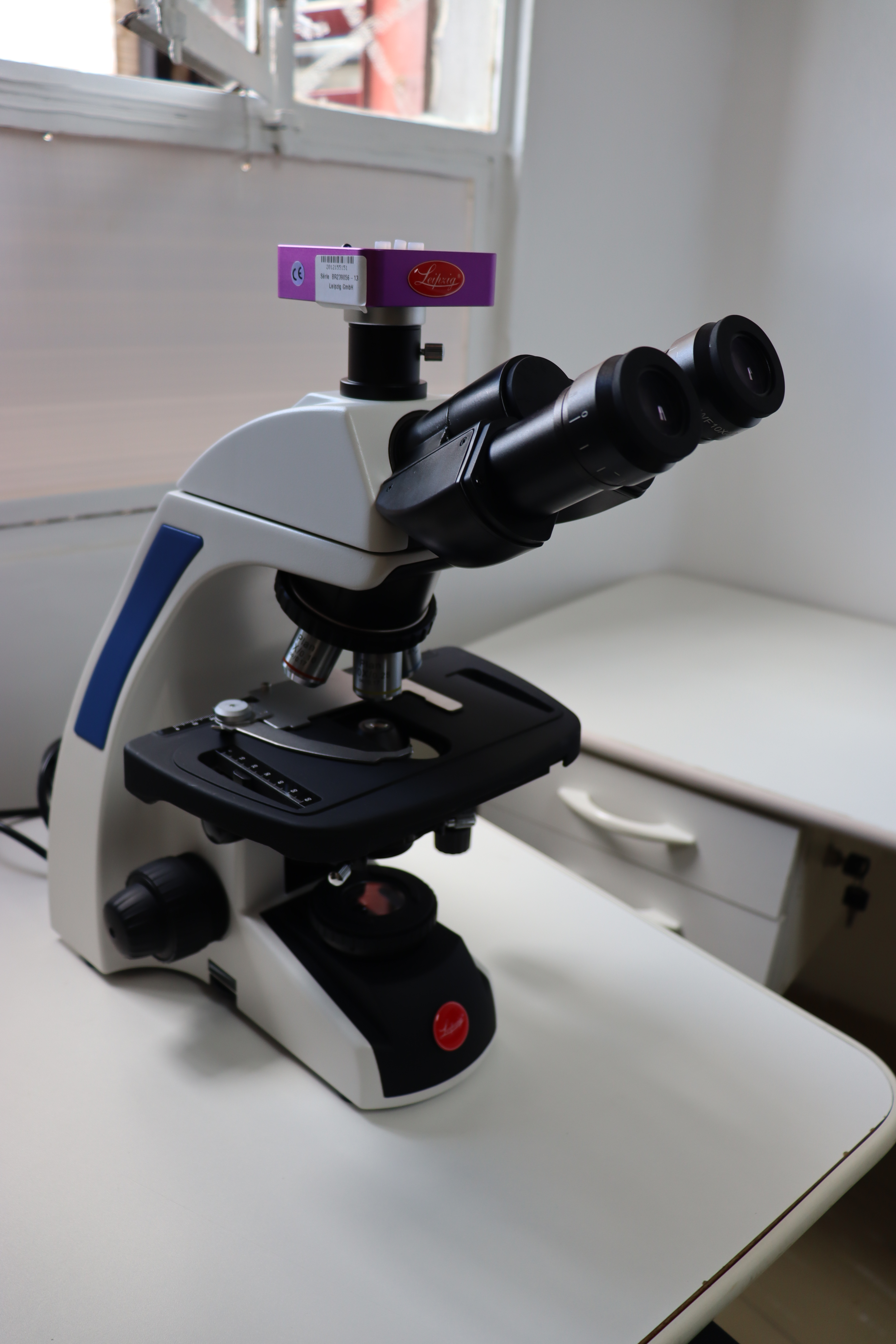 Fotografia do novo microscópio na sala da Anatomia Patológica