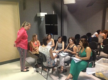 Alunos realizam atividade em grupo no workshop sobre currículo integrado na EMS
