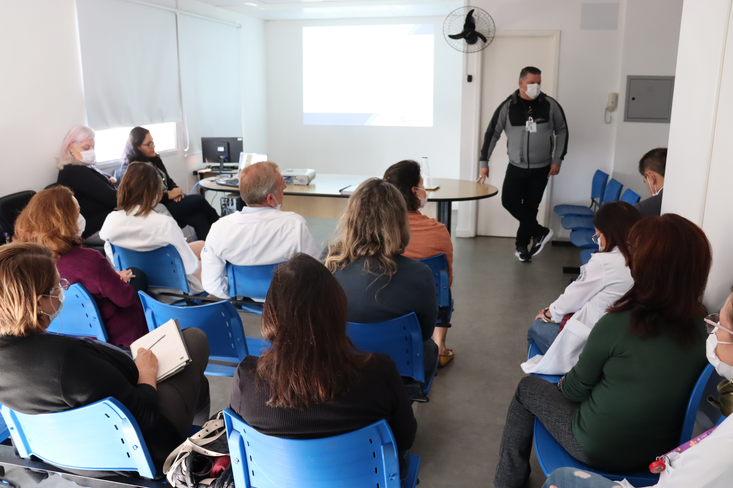 Imagem panorâmica da sala de reuniões com os participantes