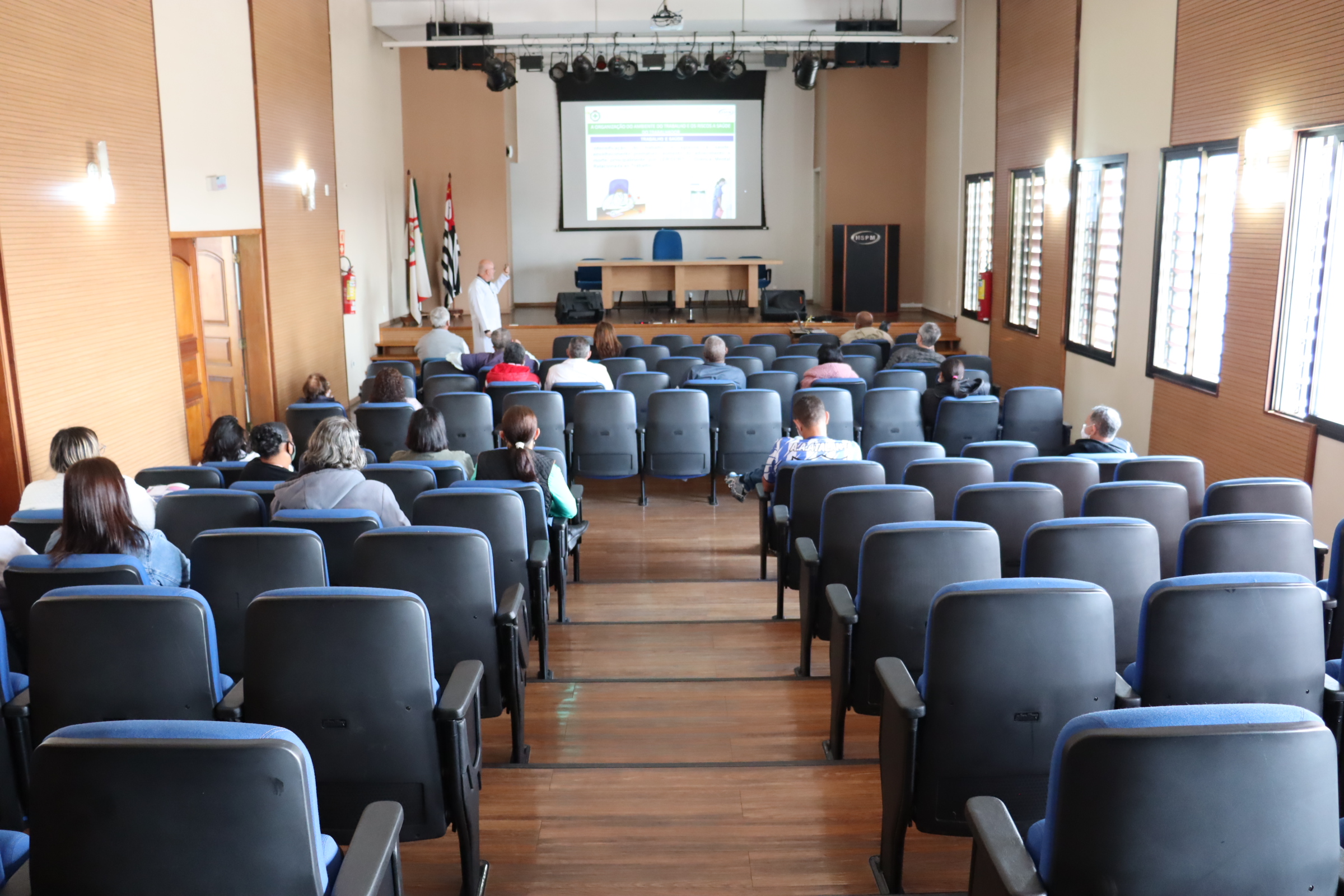 Imagem panorâmica do anfiteatro, mostrando o palestrante e os participantes